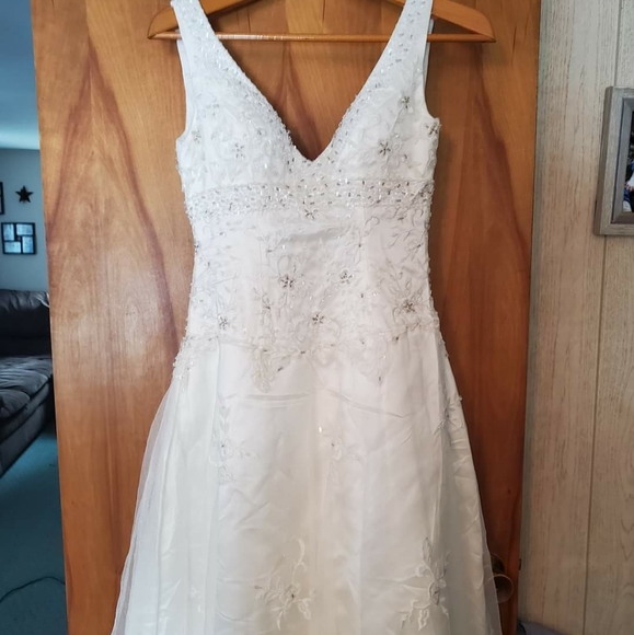 Nwt wedding dress, - Picture 7 of 7